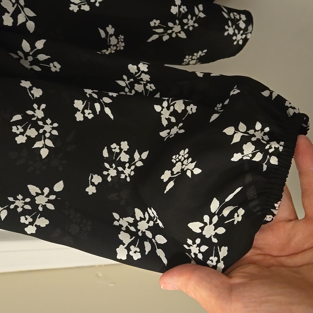 White House Black Market Floral Black and White Relaxed Blouse - Picture 3 of 4